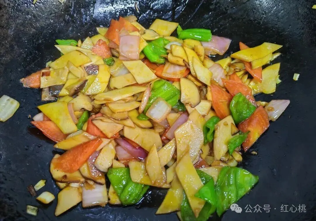 多种食材搭配当餐现做家常菜,大火素炒杏鲍菇,营养又好吃!
