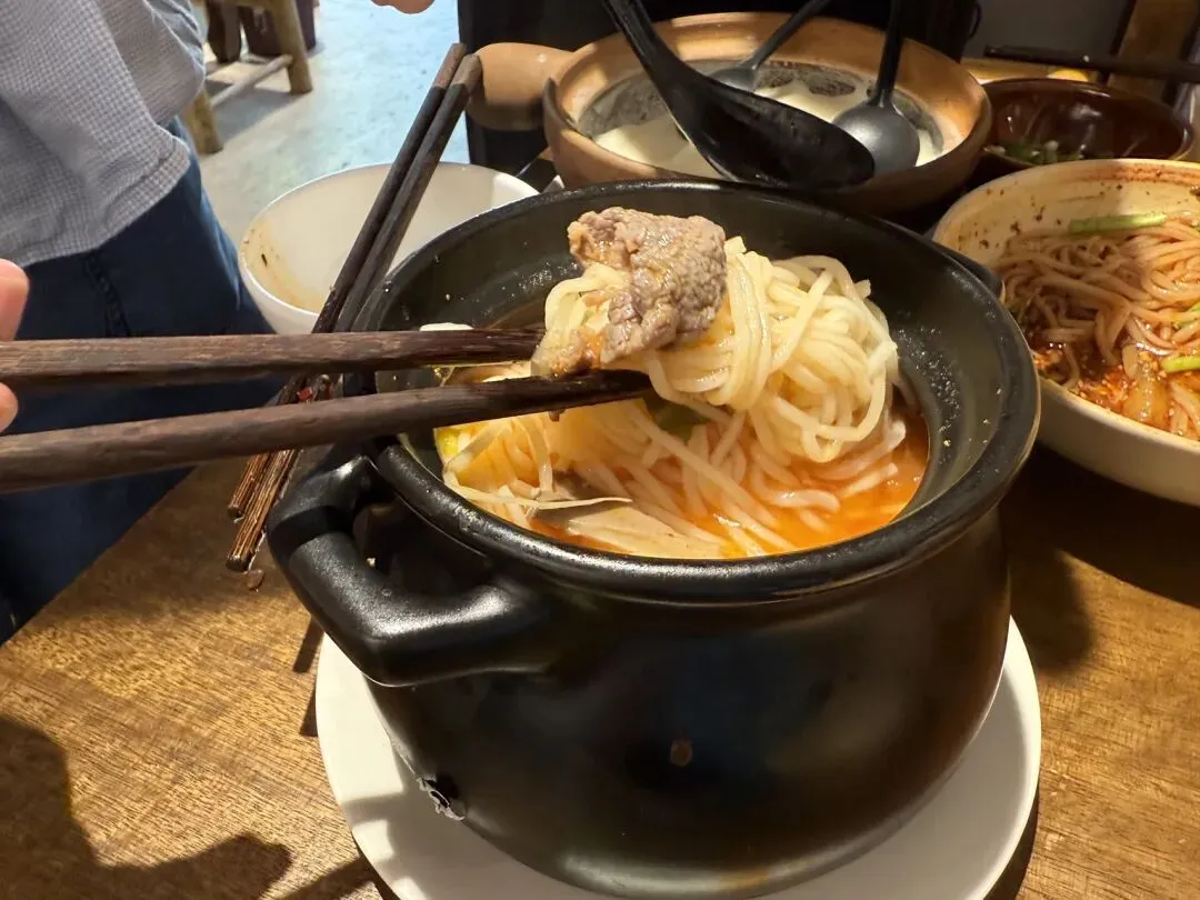 餐饮寒冬逆势爆单!罐罐米线凭啥成小成本创业新选择?