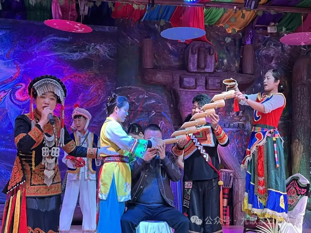 云南人家九歌寨双鲜宴:山珍鲍鱼“清蒸桂鱼”一口尝尽“山海之鲜”