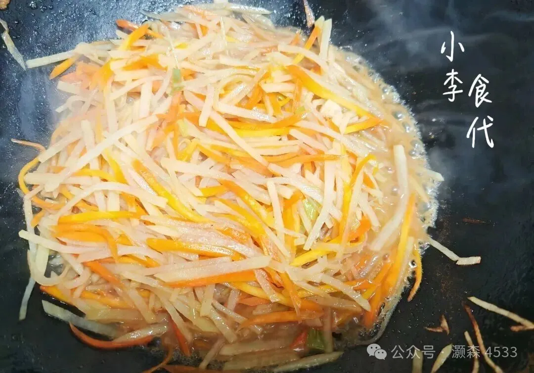 胡萝卜土豆丝,简单的食材做出自己喜欢的美食!