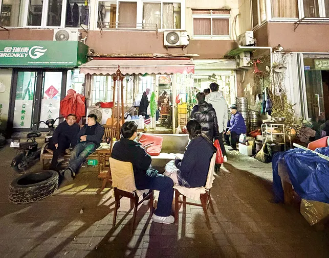 青岛这道自带食材的 “铁板烧”戳子肉为何吸引游客