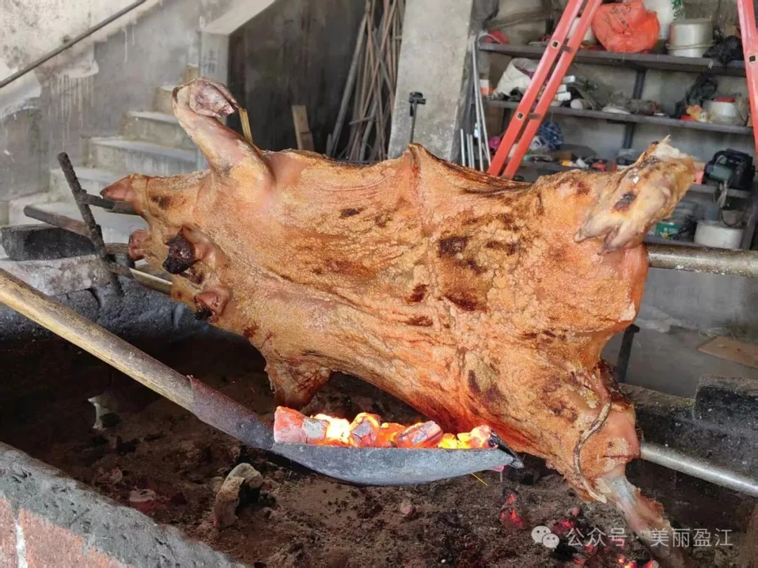 盈江干崖土司烤乳猪寻味一口穿越百年的傣家香