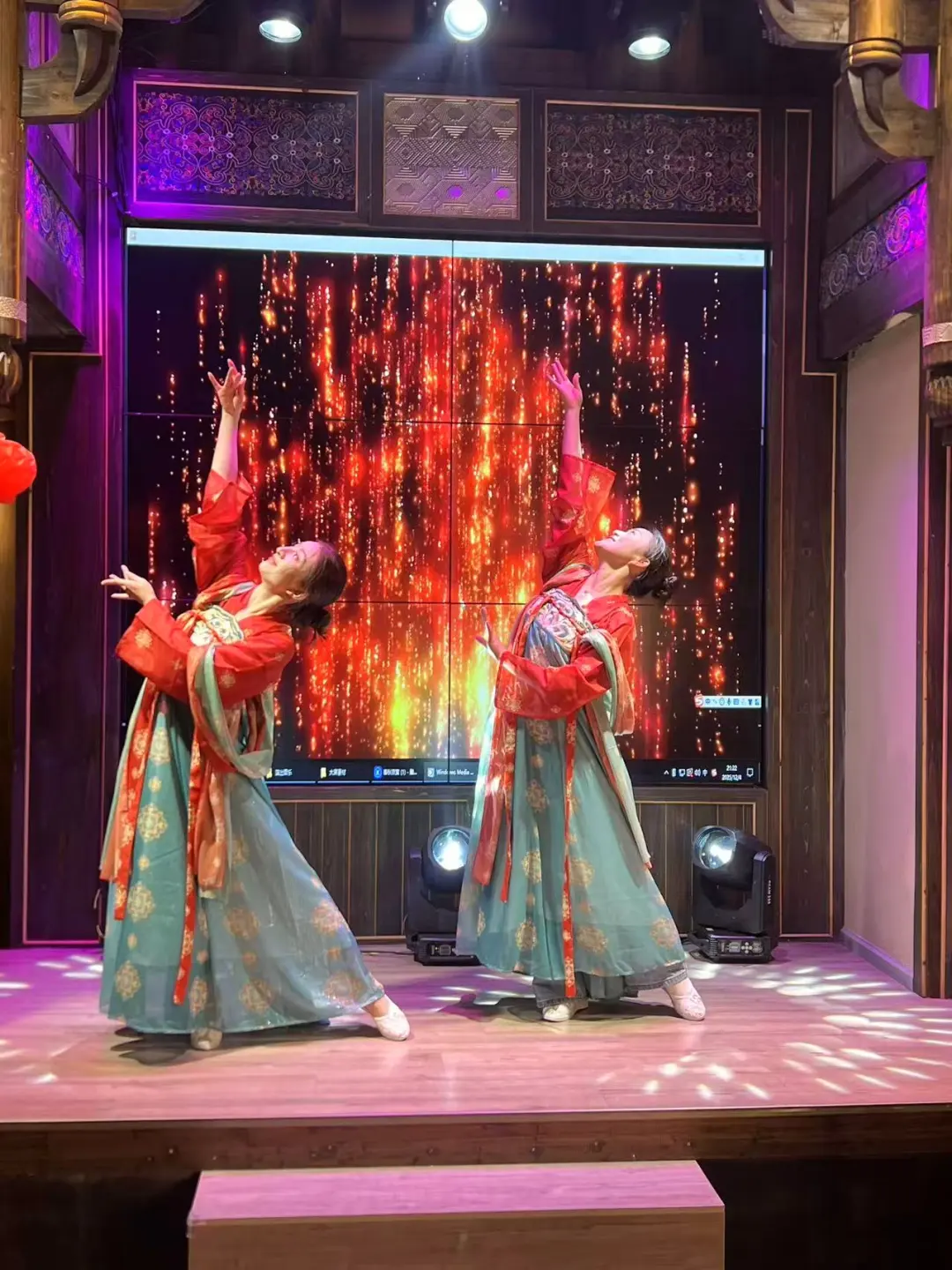 来这家民族演艺餐厅,把吃饭变成餐饮文化体验