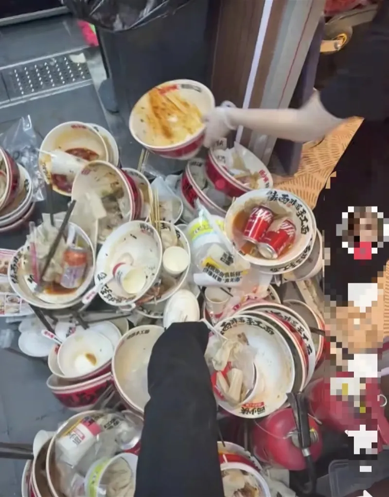 知名餐饮连锁店被曝有员工脚踩餐具!回应来了