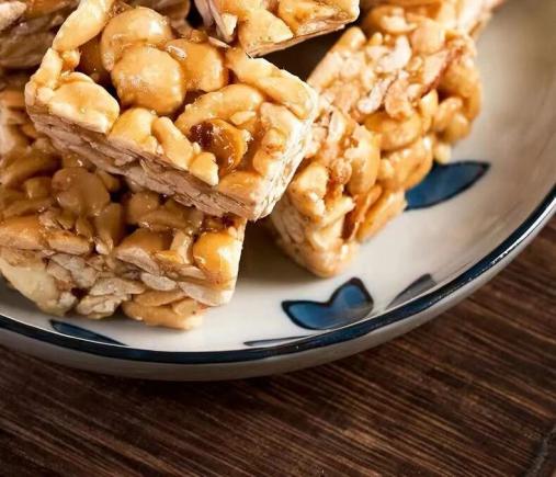 传统美食酥松香脆花生糖,传统老味道,一口茶一口酥糖