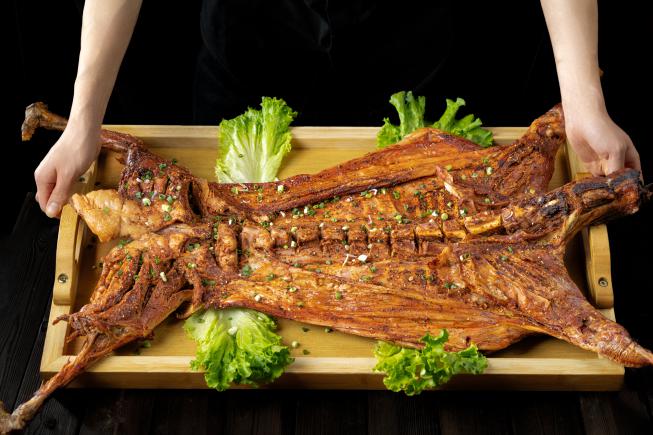 草原烟火气,赤峰烤全羊的硬核美味密码