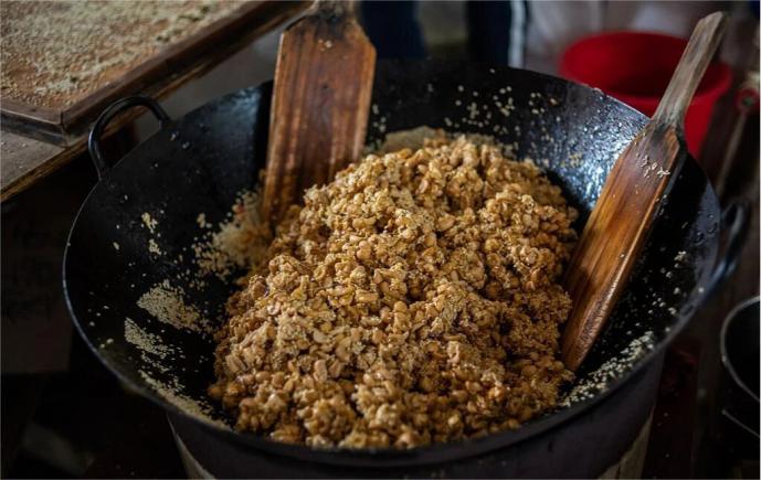 传统美食酥松香脆花生糖,传统老味道,一口茶一口酥糖