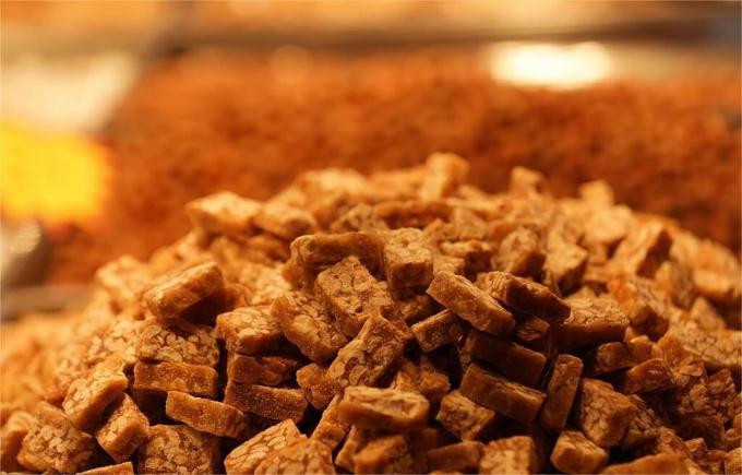 传统美食酥松香脆花生糖,传统老味道,一口茶一口酥糖