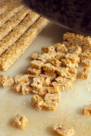 传统美食酥松香脆花生糖,传统老味道,一口茶一口酥糖