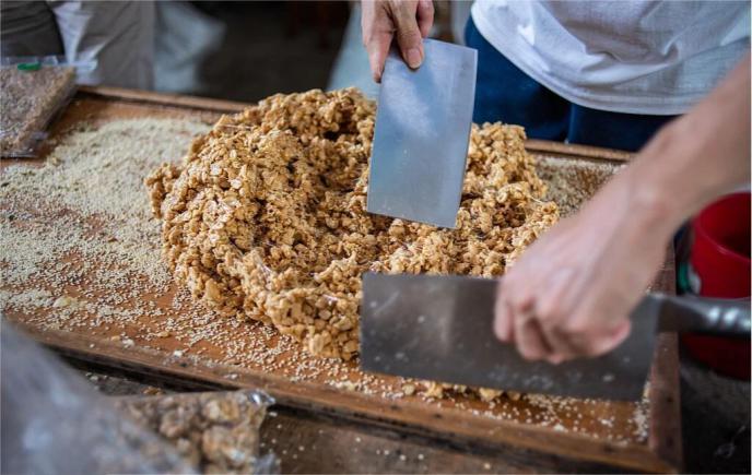 传统美食酥松香脆花生糖,传统老味道,一口茶一口酥糖