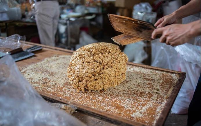 传统美食酥松香脆花生糖,传统老味道,一口茶一口酥糖