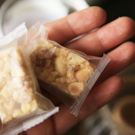 传统美食酥松香脆花生糖,传统老味道,一口茶一口酥糖