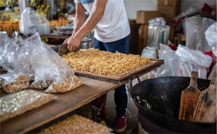 传统美食酥松香脆花生糖,传统老味道,一口茶一口酥糖