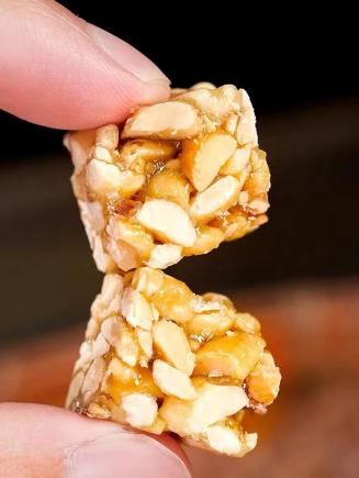 传统美食酥松香脆花生糖,传统老味道,一口茶一口酥糖