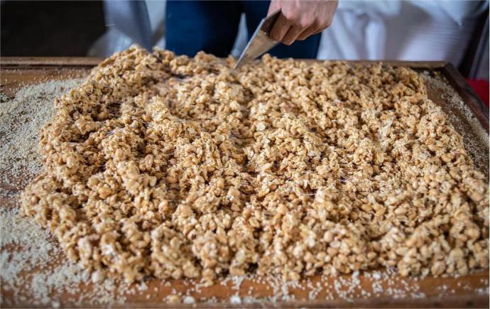 传统美食酥松香脆花生糖,传统老味道,一口茶一口酥糖