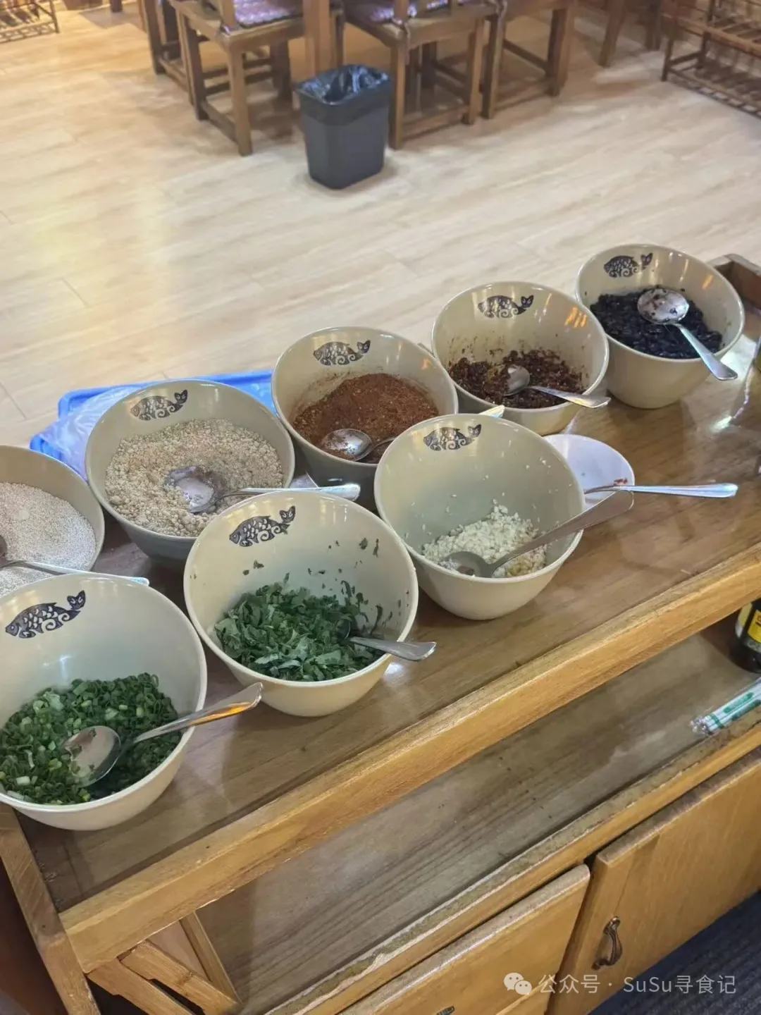 丽江古城吃到了心心念念的炸虫子宴