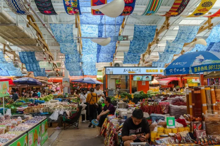 当餐优选5个百年市集,藏着最地道的食材与年俗