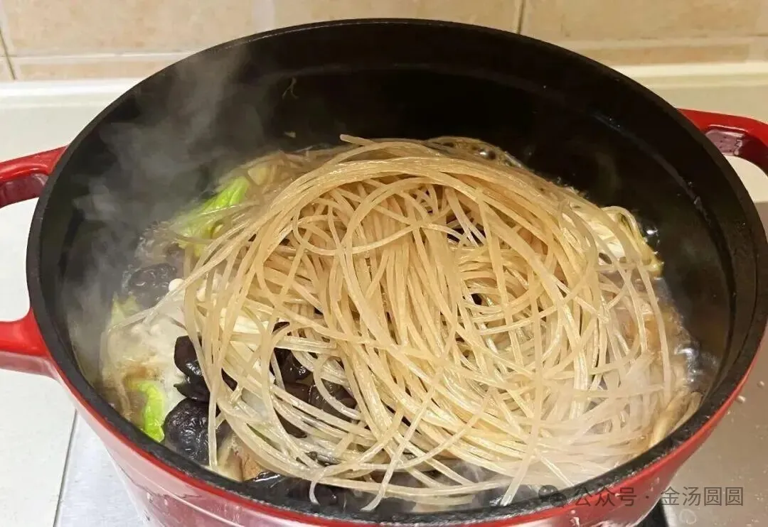 多种食材一锅炖,有肉有菜越吃越暖,营养健康做法简单