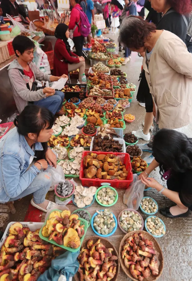 当餐优选5个百年市集,藏着最地道的食材与年俗