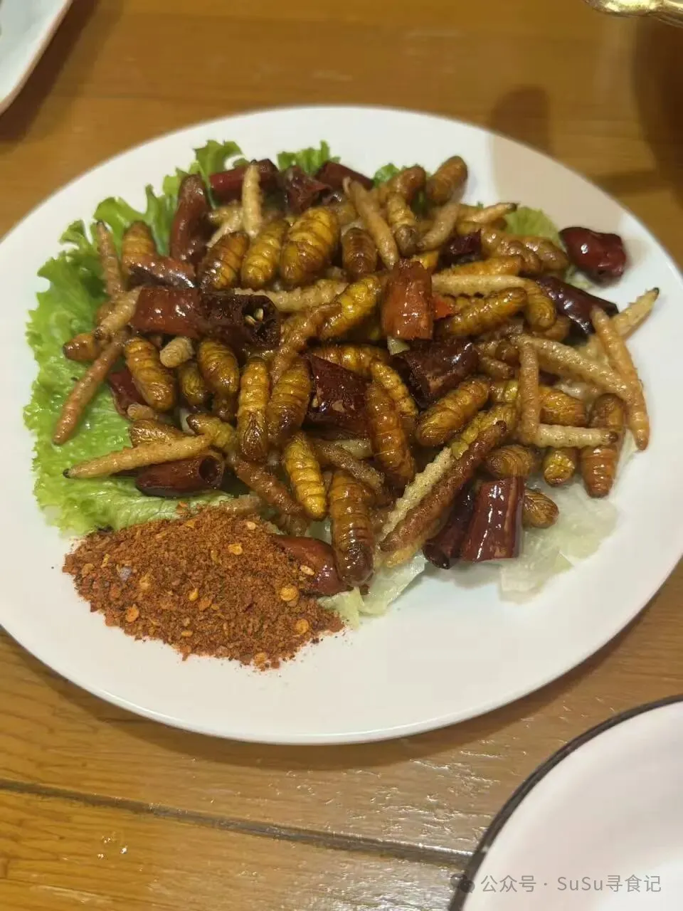 丽江古城吃到了心心念念的炸虫子宴