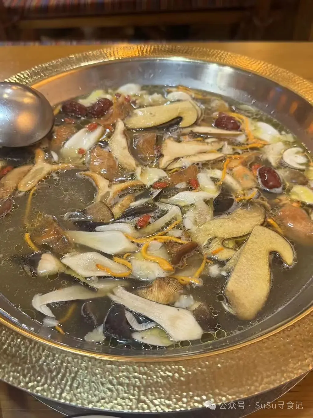 丽江古城吃到了心心念念的炸虫子宴