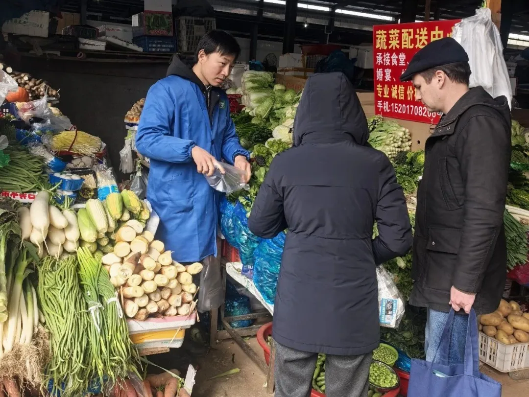 买食材送“菜谱”,这个全年不打烊的菜场用什么留住人心?