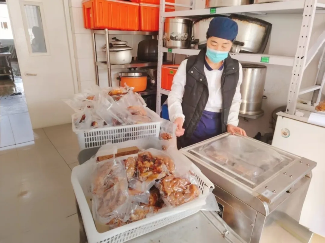 当餐央厨策马启新程,年味藏食间