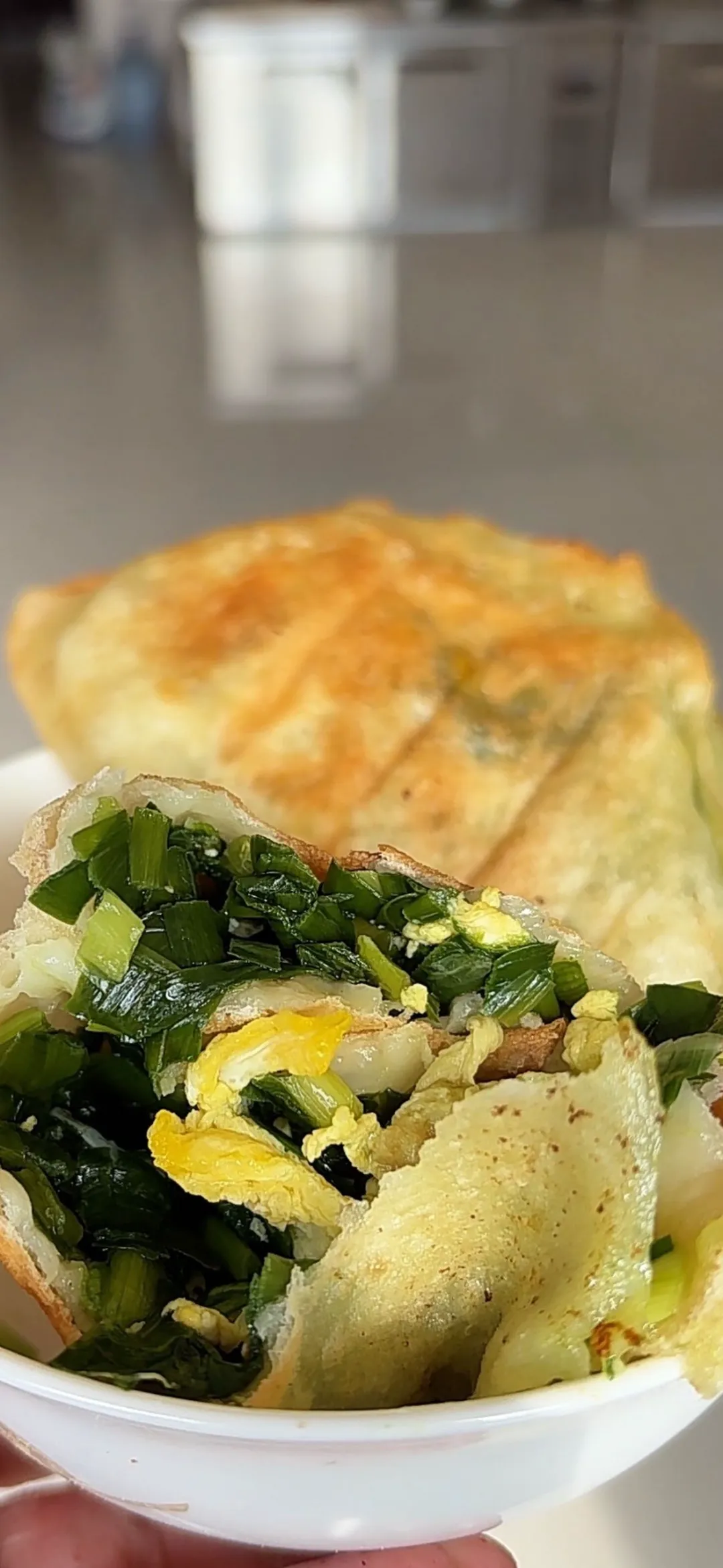 东北阿姨开工啦!秦皇岛员工餐日常,韭菜盒子配咸菜才是家的味道