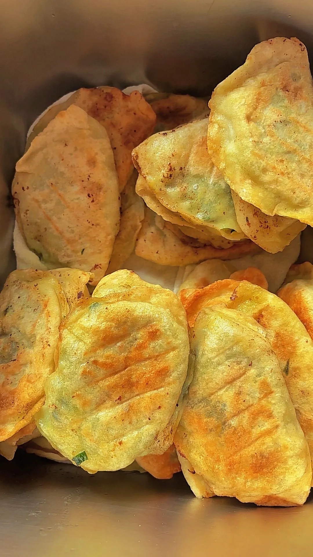 东北阿姨开工啦!秦皇岛员工餐日常,韭菜盒子配咸菜才是家的味道