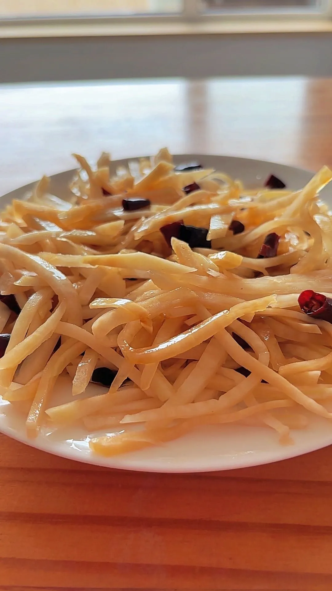 东北阿姨开工啦!秦皇岛员工餐日常,韭菜盒子配咸菜才是家的味道