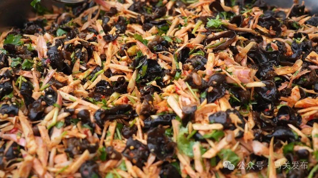 草果芽拌山珍,藏着马关的另一半“吃春”气息