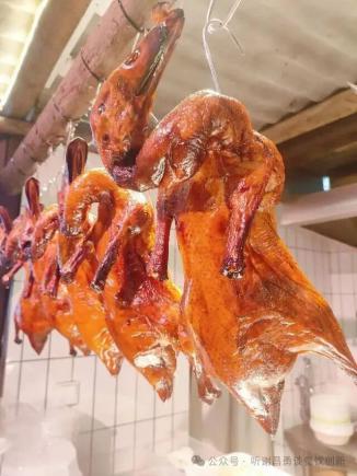 川渝108道美食之烟火成都的匠心独运:冒烤鸭的起源与制作全解析