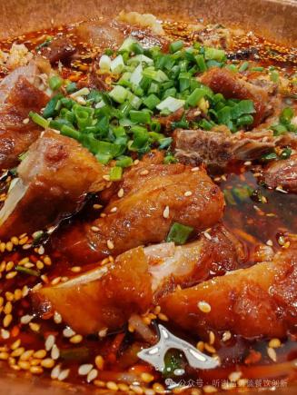 川渝108道美食之烟火成都的匠心独运:冒烤鸭的起源与制作全解析