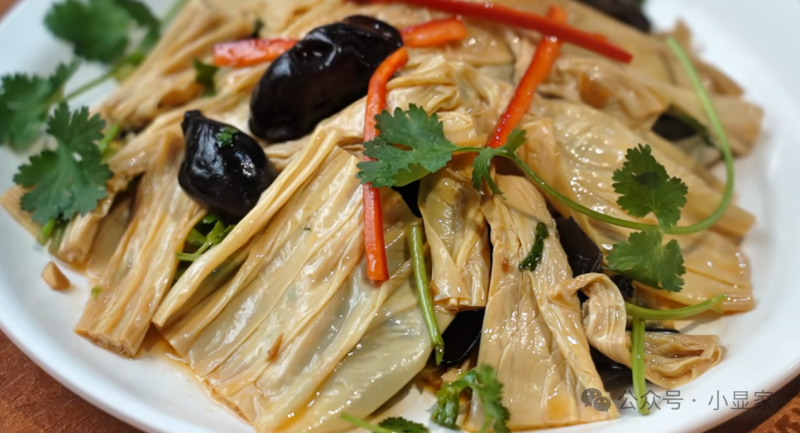 顺德容桂美食，工作日的中午，这么大的场子居然全坐满了！烧排骨真是好吃