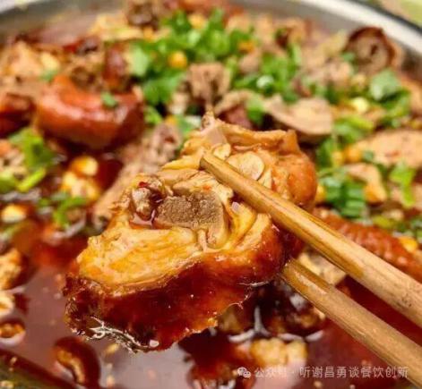 川渝108道美食之烟火成都的匠心独运:冒烤鸭的起源与制作全解析