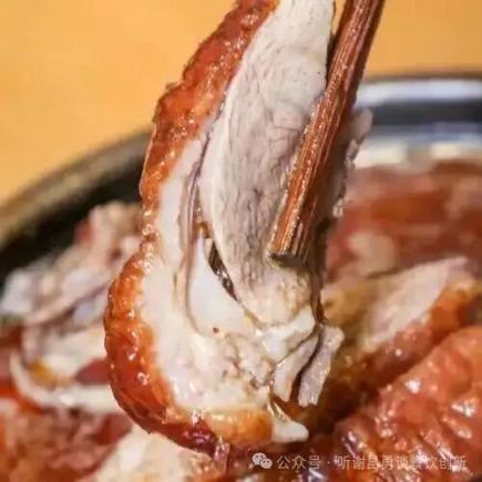 川渝108道美食之烟火成都的匠心独运:冒烤鸭的起源与制作全解析