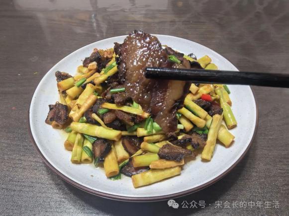 美食记忆：酱肉焖小笋