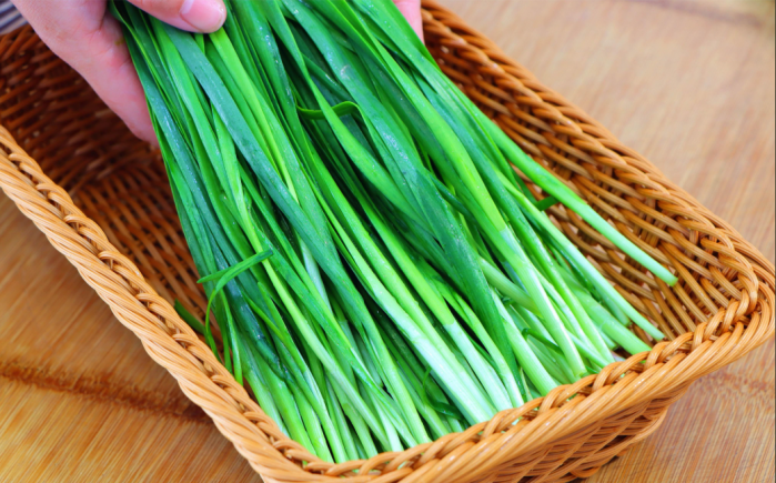 韭菜被誉为"春季第一菜"和"起阳草"